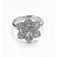 Bague fleur pavée de zircons argentée