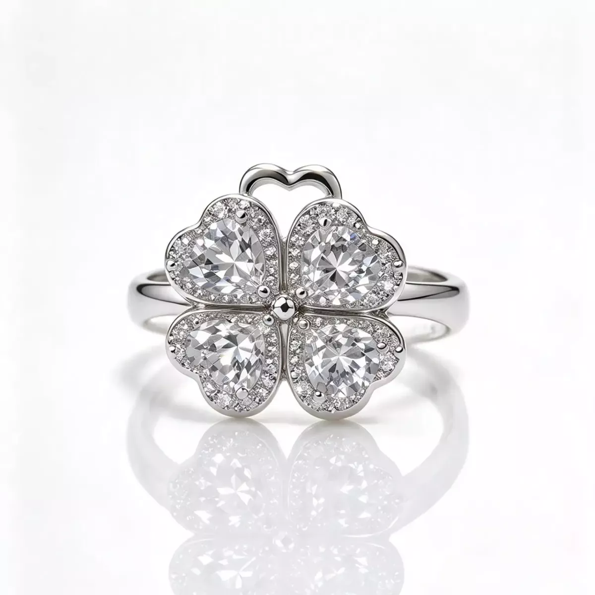 Bague trèfle cœurs sertie de zircons argentée