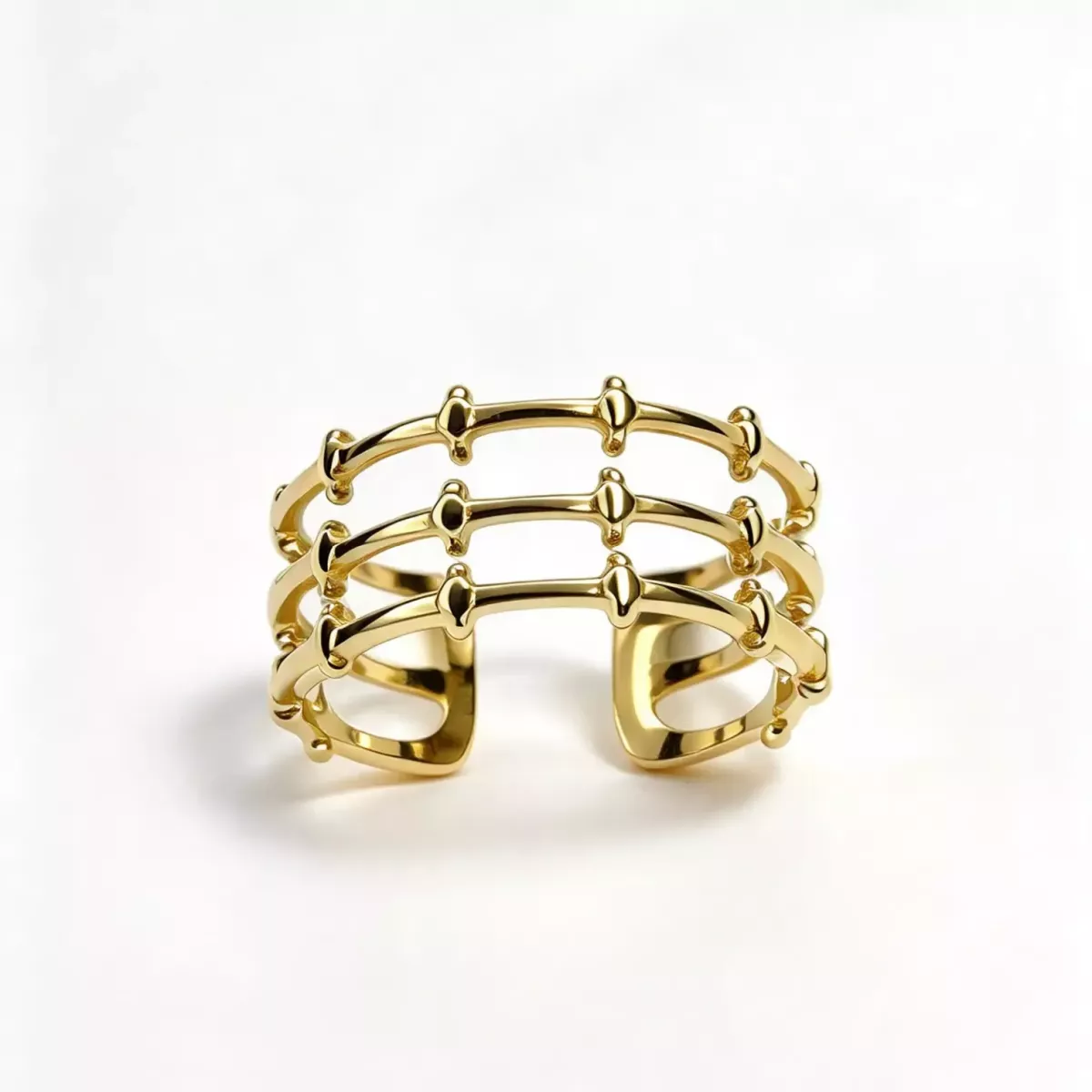 Bague ajustable trois rangs perlée dorée