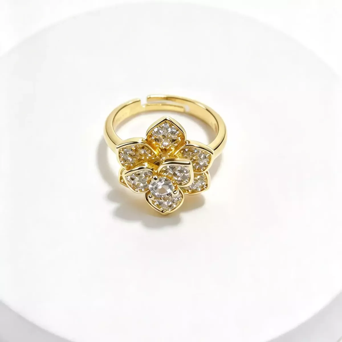 Bague fleur pavée de zircons dorée