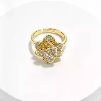 Bague fleur pavée de zircons dorée