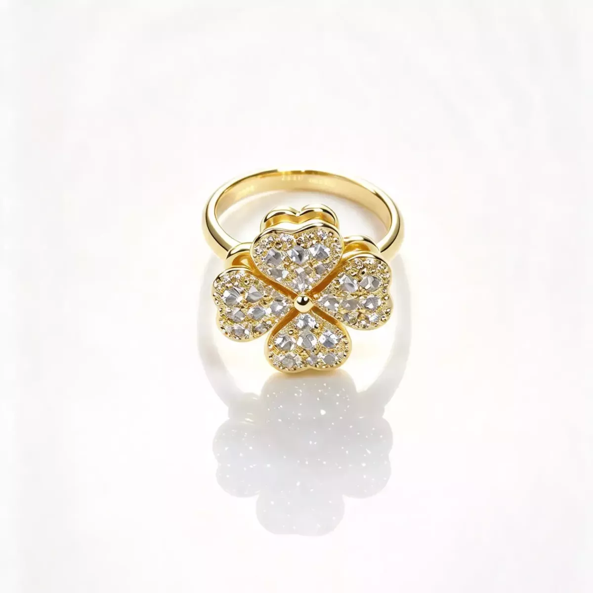 Bague trèfle pavée de zircons dorée