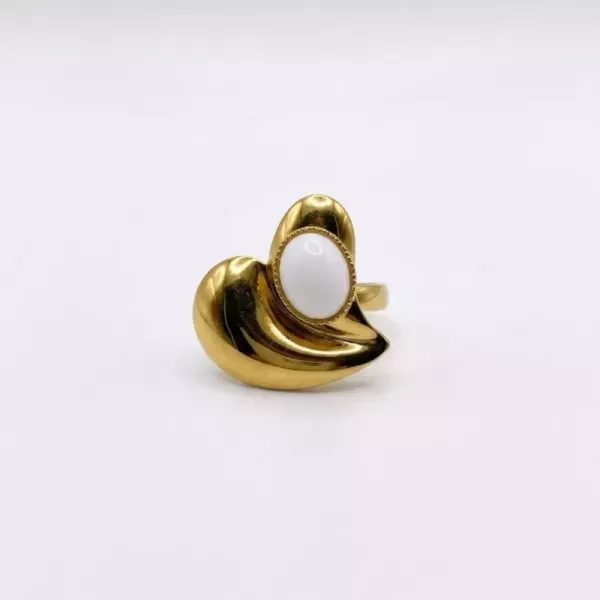 Bague cœur volute cabochon blanc dorée