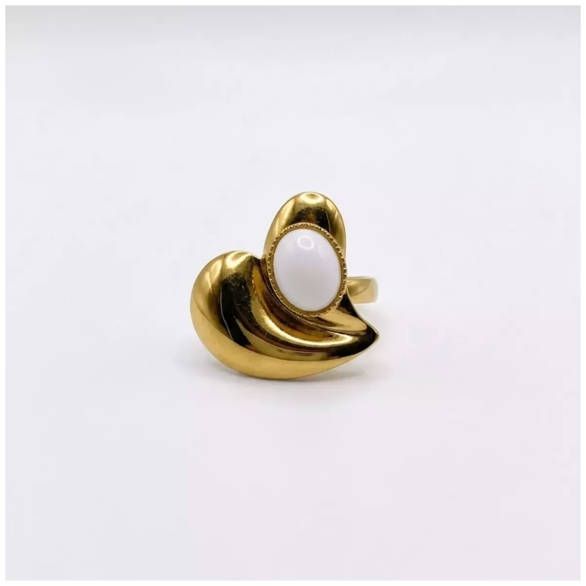 Bague cœur volute cabochon blanc dorée