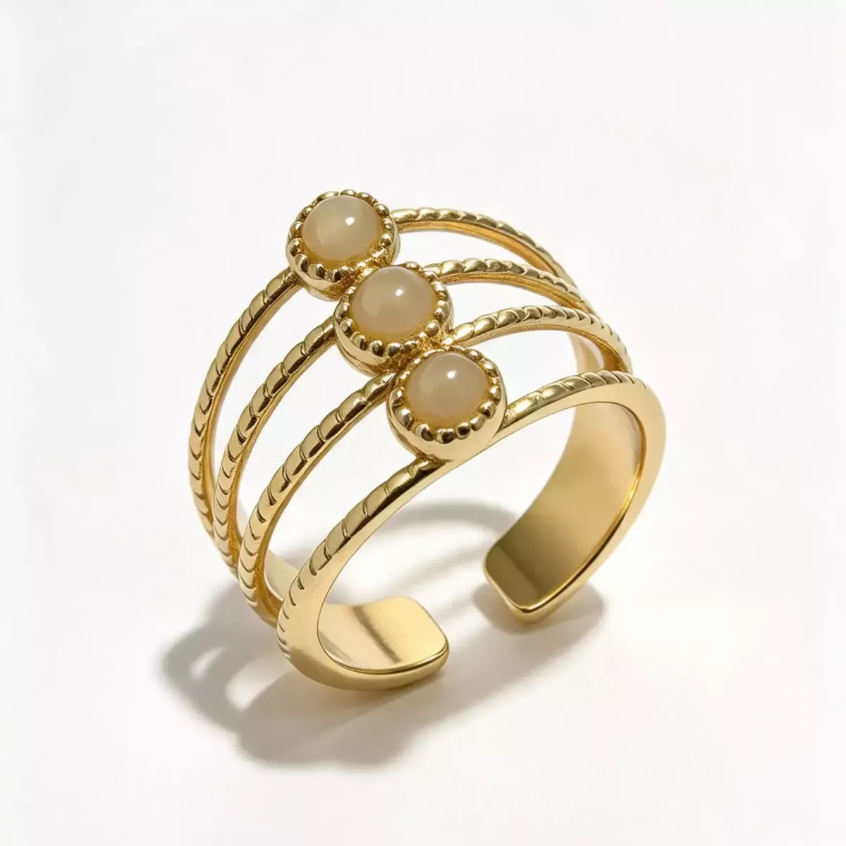 Bague ajustable trois rangs pierres beiges dorée