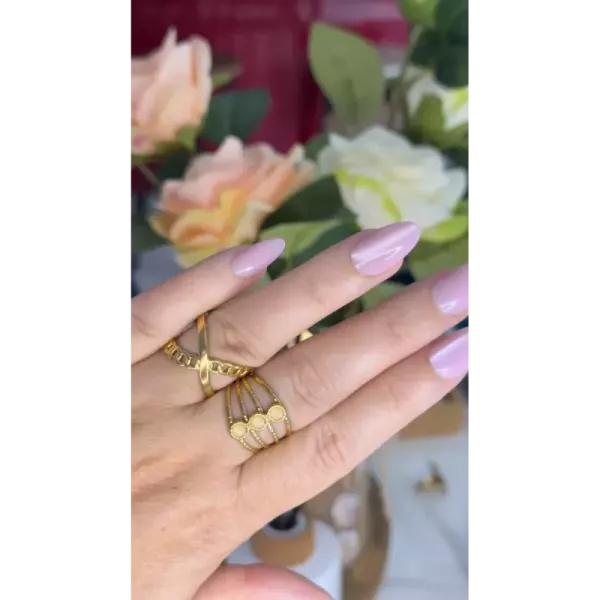 Bague ajustable trois rangs pierres beiges dorée portée