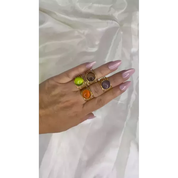 Bague multirangs cabochon vert œil-de-chat dorée portée