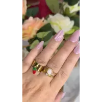 Bague ajustable pampille fraise dorée portée
