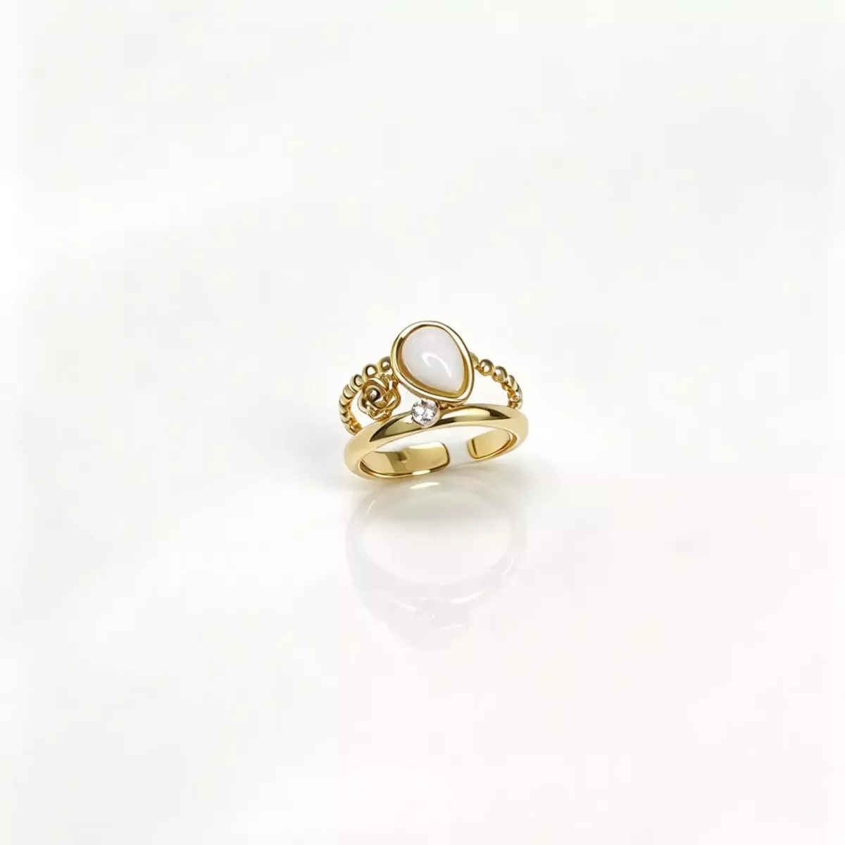 Bague fine goutte blanche et strass dorée