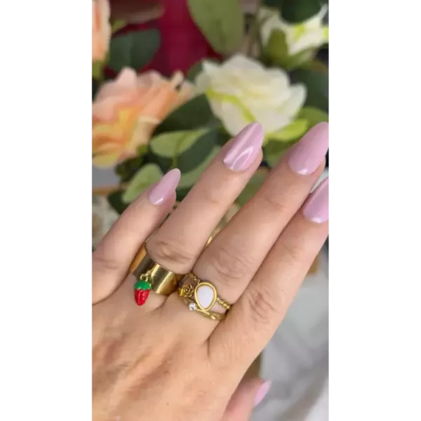Bague fine goutte blanche et strass dorée portée