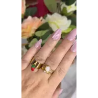 Bague fine goutte blanche et strass dorée portée