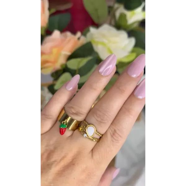 Bague fine goutte blanche et strass dorée portée