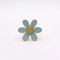 Bague fleur émaillée bleu ciel dorée