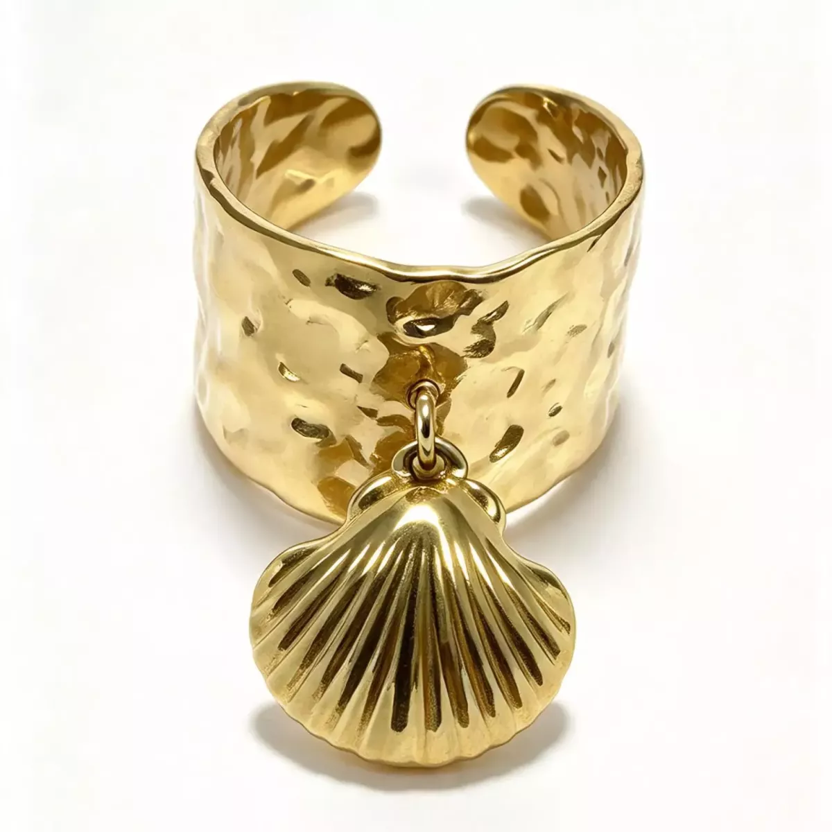 Bague large martelée pampille coquillage dorée