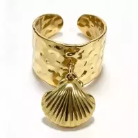 Bague large martelée pampille coquillage dorée