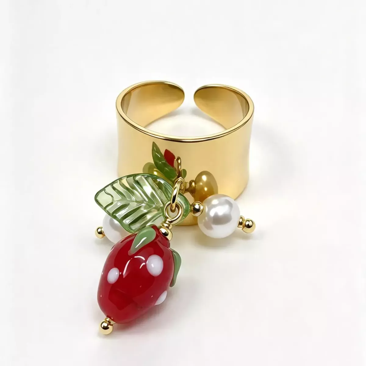 Bague ajustable pampilles fraise  feuilles et perle dorée