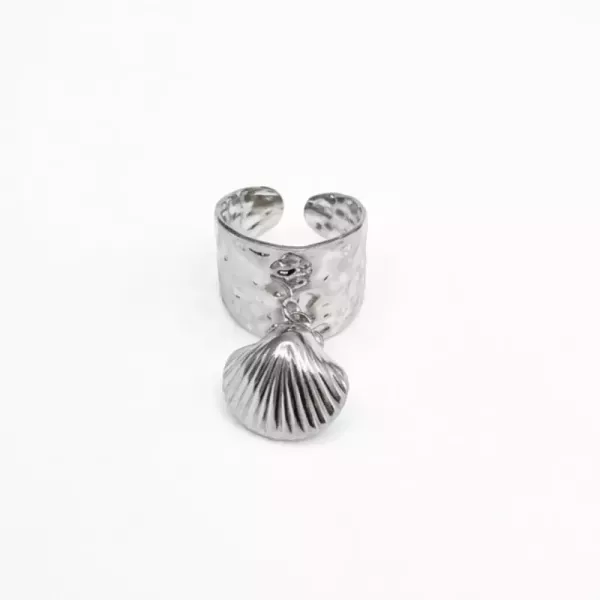 Bague ajustable martelée pampille coquillage argentée