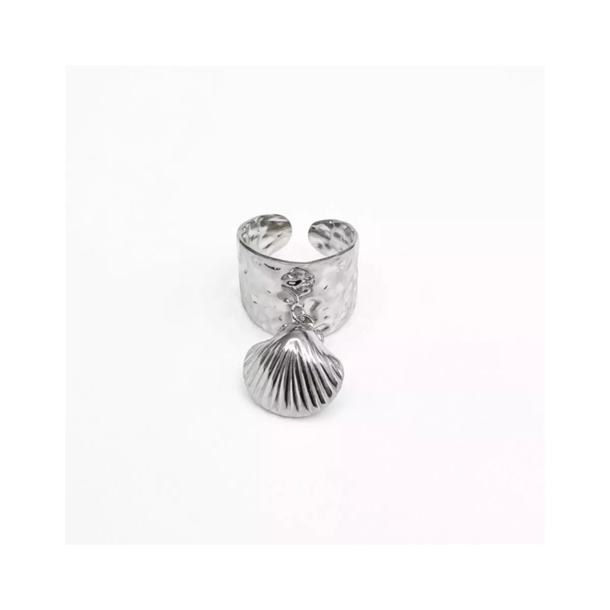 Bague ajustable martelée pampille coquillage argentée