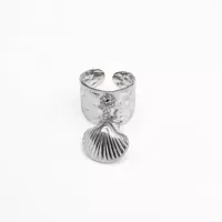 Bague ajustable martelée pampille coquillage argentée