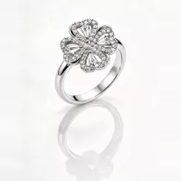 Bague fleur trèfle zircons et baguettes argentée