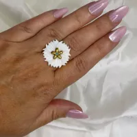 Bague ajustable fleur nacrée et turquoise dorée vue 2