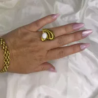 Bague cœur volute cabochon blanc dorée vue 2