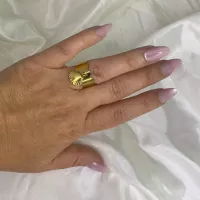 Bague ondulée pampille coquillage dorée vue 2