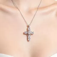 Collier croix argenté strass blancs vue 2