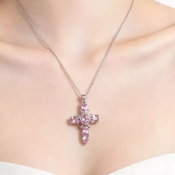 Collier croix argenté strass roses vue 2
