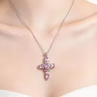 Collier croix argenté strass roses vue 2
