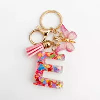 Porte-clés lettre E en résine paillettes cœurs multicolores