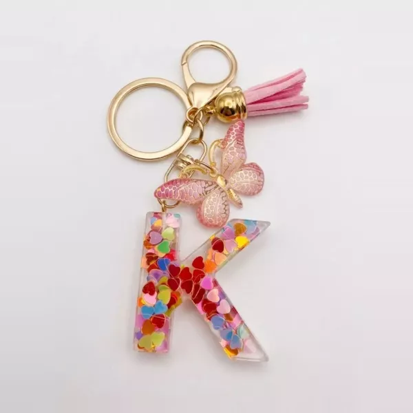 Porte-clés lettre K en résine paillettes cœurs multicolores